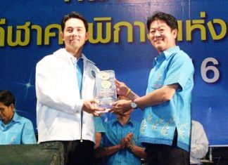 Chonburi Governor Wichit Chatpaisit, right, presents a token of thanks to Pattaya Mayor Ittiphol Khumplome, left, to recognize the city’s help in hosting the 39th National Games and National Disabled Games in December and January.